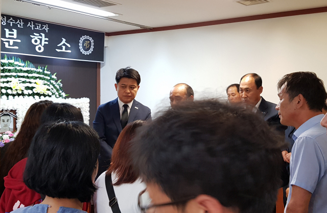 이희진 영덕군수가 지난 13일 영덕 수산물공장 가스질식사고로 숨진 외국인 노동자 4명의 분향소를 찾아 유족들을 위로하고 있다. 영덕군 제공