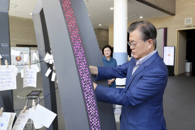 문재인 대통령과 부인 김정숙 여사가 한-아세안 특별정상회의와 한-메콩 정상회의를 두달 여 앞둔 14일 오후 부산 해운대구 아세안문화원을 방문해 시설을 점검하고 있다. 연합뉴스