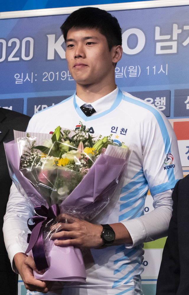 16일 서울 강남구 리베라호텔에서 열린 2019~2020 KOVO 남자 신인선수 드래프트에서 대한항공 지명을 받은 경희대 알렉스가 기념촬영을 하고 있다. 연합뉴스