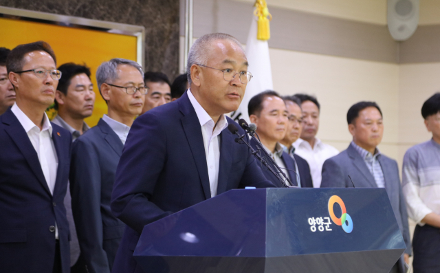 설악산오색케이블카 환경영향평가에 대한 환경부의 부동의 결정이 내려진 16일 김진하 양양군수가 수용거부와 대응 방침을 밝히는 기자회견을 하고 있다. 연합뉴스