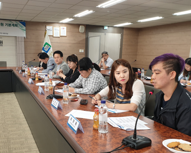 16일 대구경북연구원에서 열린 대구시 발달장애인 권리보장 및 지원 기본계획 수립 연구 간담회에 참석한 발달장애인 최관용 대구피플퍼스트 위원장이 정책 제언을 하고 있다. 이주형 기자.