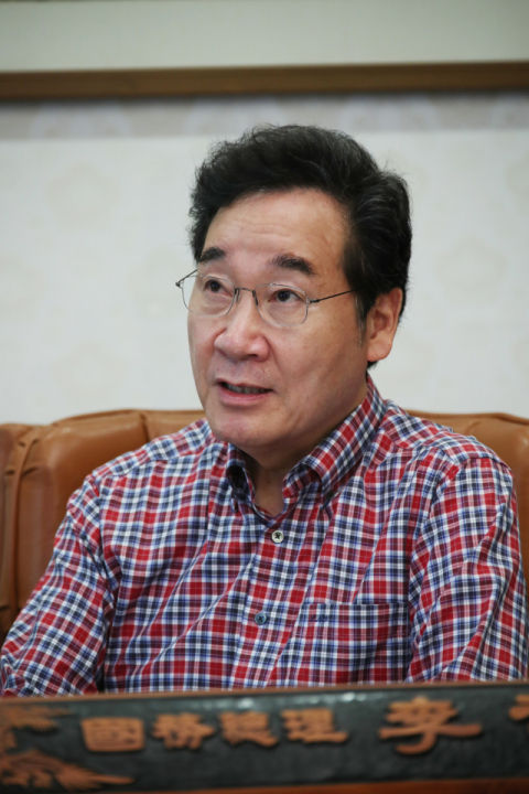 이낙연 국무총리가 추석 연휴 첫날인 12일 오후 서울 삼청동 총리 공관에서 이상근 청해부대장 등 9명의 국민과 전화 통화를 하고 있다. 연합뉴스