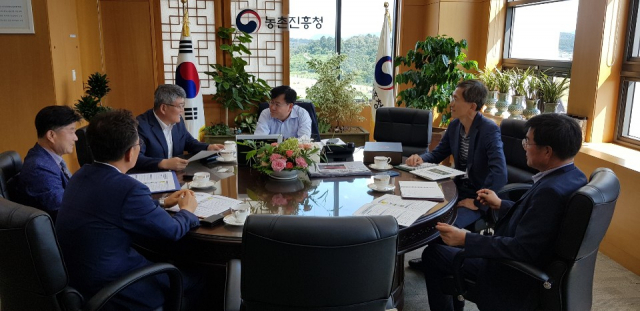 지난 16일 김학동 예천군수와 김경규 농촌진흥청장을 비롯한 각 기관 관계자들이 면담을 하고 있다. 예천군 제공