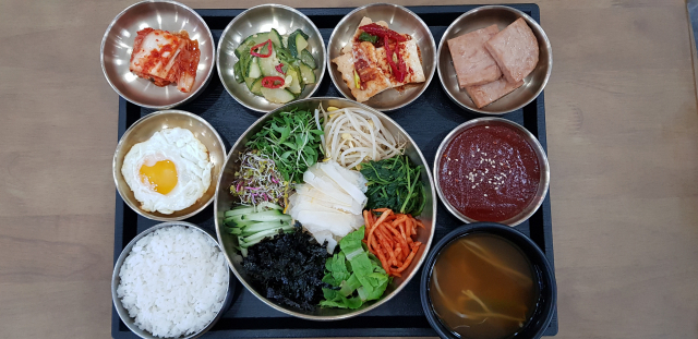 한국도로공사 대구경북본부가 성주지역 특산품인 참외를 이용해 개발한 참외비빔밥. 한국도로공사 제공
