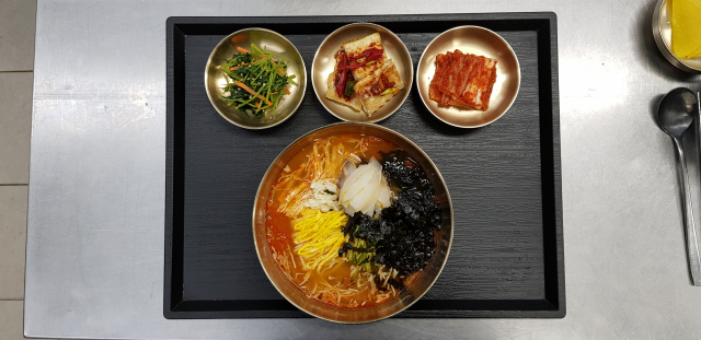 한국도로공사 대구경북본부가 성주지역 특산품인 참외를 이용해 개발한 참외국수. 한국도로공사 제공