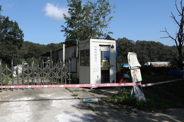 18일 경기도 연천군의 한 양돈농가에서 아프리카돼지열병(ASF)가 발생해 방역당국의 출입 통제선이 설치되어 있다. 연합뉴스