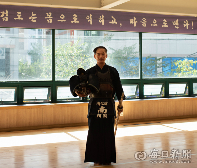 경북 안동에서 대한검도회 동인검도관을 운영하는 남상국 관장은 올해 7단에 승급하며 열혈 검도인의 길을 걷고 있다. 김영진 기자