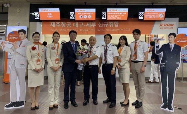 지난 17일 오후 대구국제공항에서 열린 대구~세부 노선 취항식에서 제주항공 이상윤 대구지점장(사진 왼쪽 세번째)과 승무원들이 기념촬영을 하고 있다. 제주항공 제공