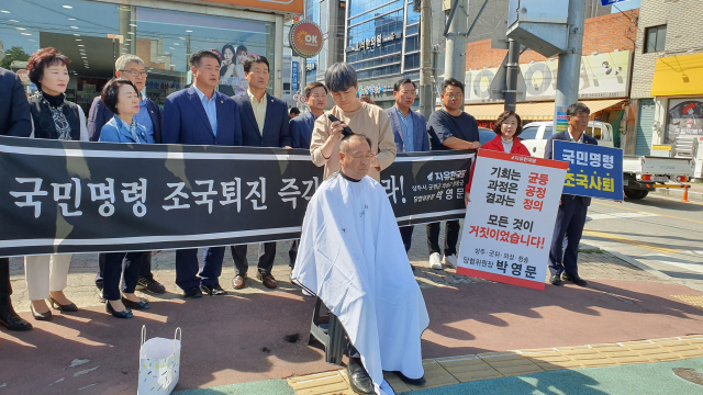 박영문 자유한국당 상주군위의성청송 당협위원장이 18일 상주 중앙시장에서 조국 법무부 장관 퇴진을 촉구하며 삭발하고 있다. 고도현 기자