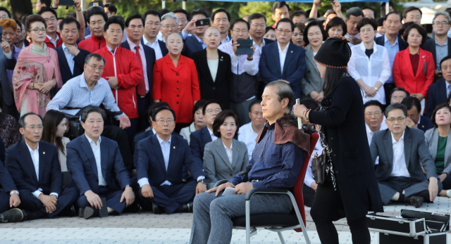 자유한국당 황교안 대표가 16일 오후 청와대 앞 분수대 광장에서 