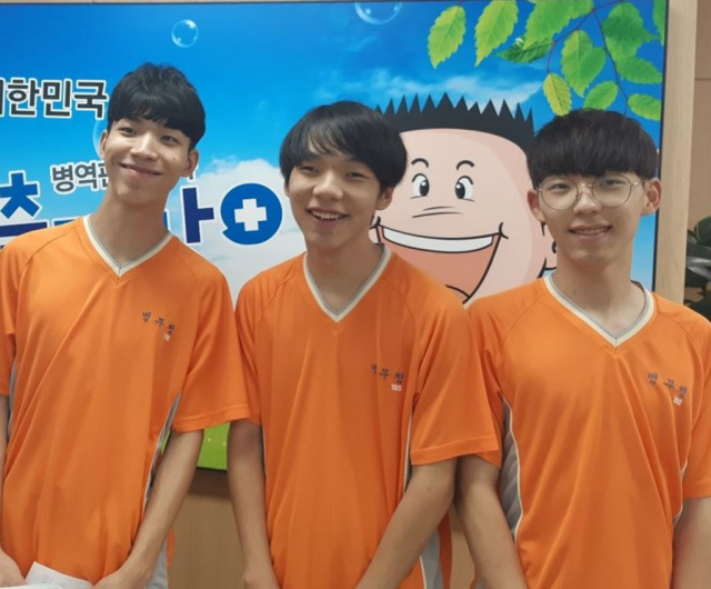 세 쌍둥이(왼쪽부터 강현호, 기호, 민호 군)가 현역병 입영대상으로 판정받고 기념촬영을 하고 있다. 대구경북병무청 제공