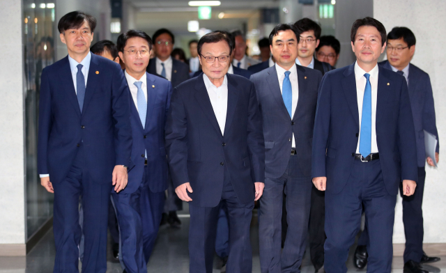 더불어민주당 이해찬 대표와 이인영 원내대표, 조국 법무부 장관이 18일 국회 의원회관에서 열린 사법개혁 및 법무개혁 당정협의에 들어서고 있다. 연합뉴스