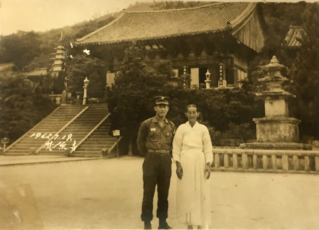 1962년 장타관 씨가 군복무 시절 면회 온 어머니와 함께 부산 범어사에서 찍은 사진.