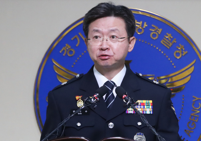 19일 오전 경기도 수원시 경기남부지방경찰청에서 반기수 화성연쇄살인사건 수사본부장이 화성연쇄살인사건 용의자 관련 브리핑을 하고 있다. 이 사건을 수사 중인 경기남부지방경찰청은 우리나라 강력범죄 사상 최악의 미제사건으로 남아있던 화성연쇄살인사건의 용의자를 30여년 만에 특정했다고 전날 밝혔다. 연합뉴스