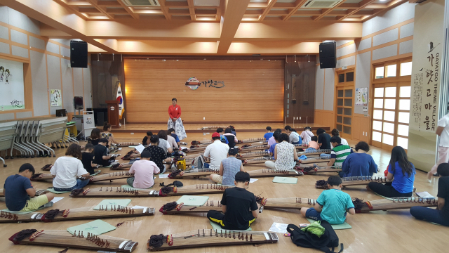 고령 가얏고 마을에서 열린 가야금 체험 사업 중 한장면. 고령군 제공