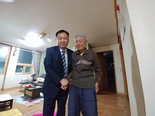3대에 걸쳐 독립운동가를 배출한 왕산 허위 선생 친손자 허경성(93·오른쪽) 씨가 20일부터 구미시청 앞에서 왕산광장 명칭 변경에 반대하는 1인 시위에 나설 예정이다. 사진은 박찬문 참여연대 집행위원장이 허 씨를 방문한 모습. 사단법인 민족문제연구소 제공