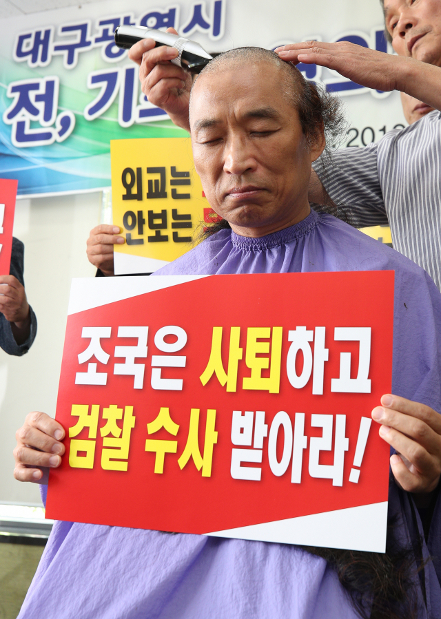 오철환 전 대구시의원이 19일 오전 국채보상운동기념관에서 조국 법무부 장관 사퇴를 요구하며 삭발 하고 있다. 김영진 기자 kyjmaeil@imaeil.com
