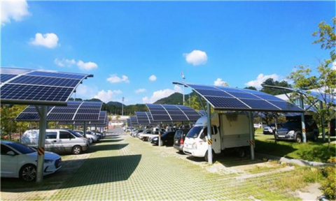 달성국민체육센터에서 설치된 230kW 규모의 태양광 발전설비. 대구시 제공.