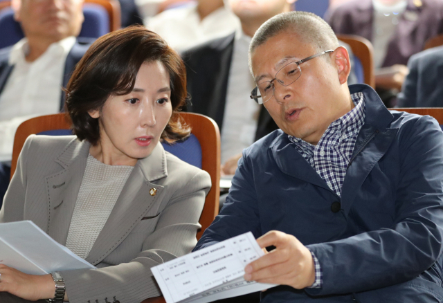 자유한국당 황교안 대표와 나경원 원내대표가 20일 국회에서 열린 베네수엘라 리포트위원회 활동 보고회에 참석, 대화를 나누고 있다. 연합뉴스