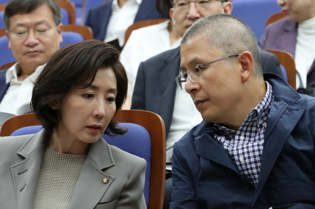 자유한국당 황교안 대표와 나경원 원내대표가 20일 국회에서 열린 베네수엘라 리포트위원회 활동 보고회에 참석, 대화를 나누고 있다. 연합뉴스