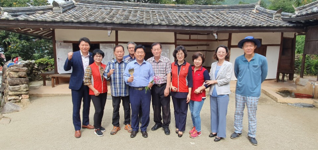 노태우 전 대통령 생가 환경 봉사를 한 김규환 국회의원과 당원들이 기념촬영을 하고 있다. 김규환 의원실 제공
