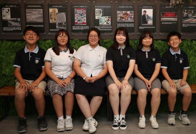대한민국 학생 창의력 챔피언대회 최우수상을 받은 개성빵빵 팀 6명. 왼쪽부터 황석현(경신중 1), 문영민(서동중 1), 최문교(동도중 1), 강민지(정화중 1) 박수민(정화중 1), 고주원(경신중 1) 군. 김영진 기자 kyjmaeil@imaeil.com