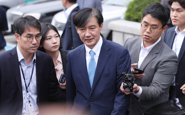 조국 법무부 장관이 20일 경기도 의정부시 의정부지방검찰청에서 검사와의 대화를 마치고 이동하고 있다. 연합뉴스