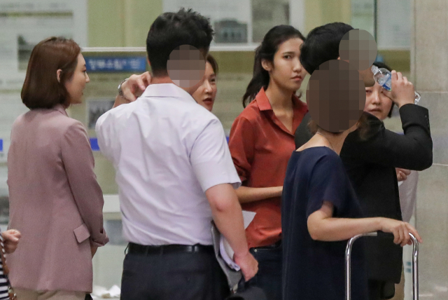 조국 법무부 장관 가족이 투자한 사모펀드 운용사인 코링크 이상훈 대표 측 변호사가 20일 오후 서울 서초구 서울중앙지검을 방문해 엘리베이터를 기다리고 있다. 연합뉴스