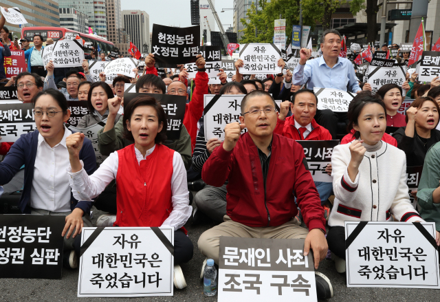 자유한국당 황교안 대표와 나경원 원내대표가 21일 오후 서울 광화문 세종문화회관에서 열린 
