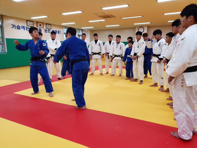 양평군청 유도팀과 대구 덕원중·고등학교 유도팀의 합동훈련이 18일부터 5일간 대구 덕원중·고등학교에서 펼쳐지고 있다. 덕원고 제공.
