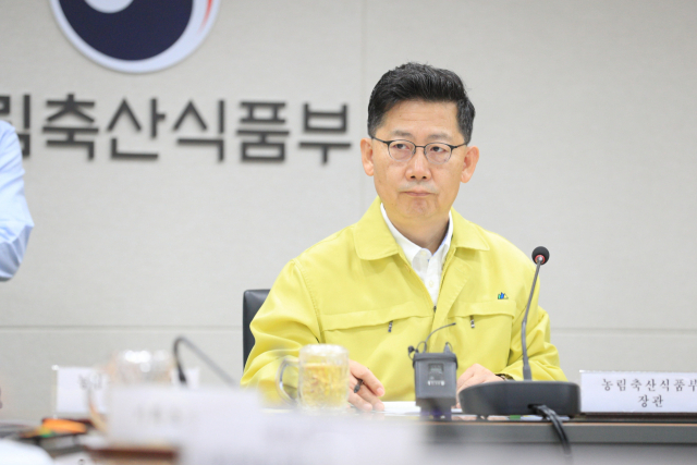 김현수 농림축산식품부 장관이 22일 정부세종청사에서 태풍 타파와 아프리카돼지열병 대응 상황 점검 회의를 주재하고 있다. 농식품부 제공