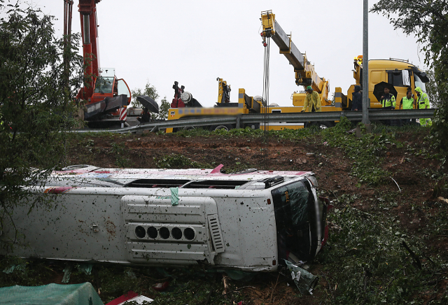 22일 오후 3시 55분께 경부고속도로 하행선 동대구분기점 대구~부산고속도로 진출입로에서 시외버스 1대가 빗길에 미끄러지며 도로 옆 비탈아래로 추락해 있다. 이 사고로 1명이 숨졌으며 다수의 부상자가 발생해 병원으로 옮겨졌다. 연합뉴스