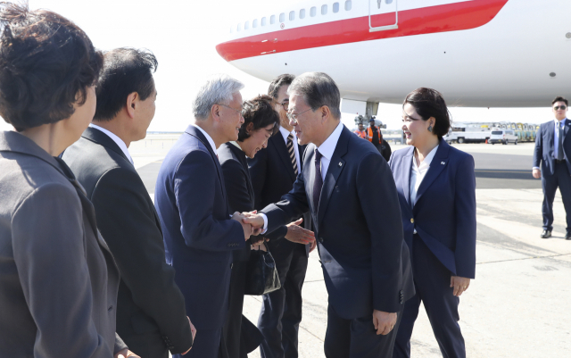 문재인 대통령과 김정숙 여사가 22일 오후(현지시간) 뉴욕JFK 공항에서 환영객들과 인사하고 있다. 문 대통령은 유엔총회 연설과 한미정상 회담 등을 위해 미국을 방문했다. 연합뉴스
