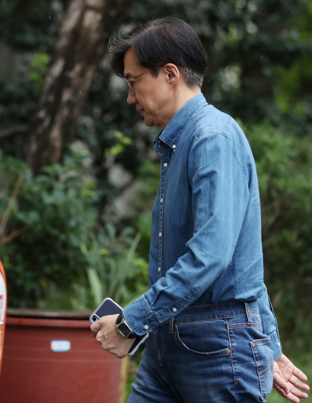 조국 법무부 장관이 22일 오후 외출후 서울 서초구 방배동 자택으로 귀가하고 있다. 연합뉴스