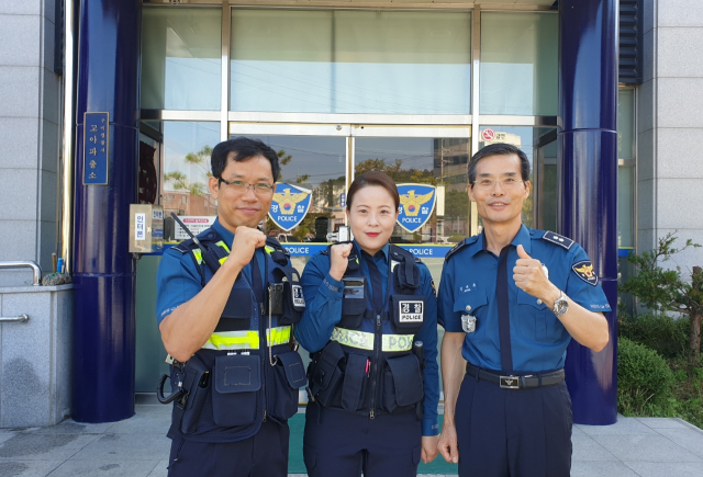 경북경찰청이 8월 이달의 지역경찰로 선정한 구미경찰서 고아파출소 이경미(중앙) 경사. 구미경찰서 제공
