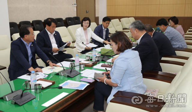 안동시의회 문화복지정책연구회가 실효성 있는 출산젇책 마련을 위한 간담회를 가졌다. 안동시의회 제공