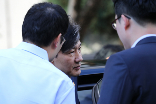 조국 법무부 장관이 23일 오전 서울 서초구 방배동 자택에서 나오고 있다. 연합뉴스