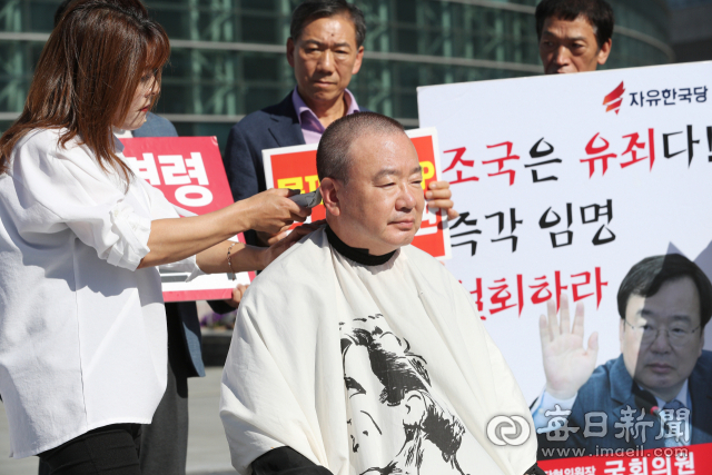 17일 동대구역 앞 광장에서 삭발한 강효상 자유한국당 의원이 조국 장관 자택 압수수색과 관련, 문재인 대통령을 향해 