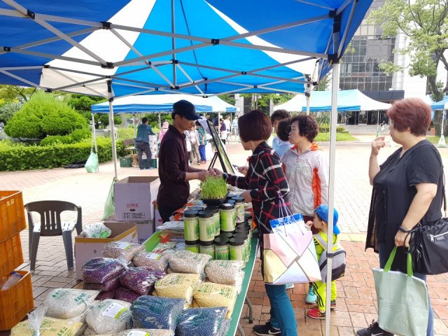 거창군 웅양면 농민들이 부산대 캠퍼스에서 농산물을 하고 있다. 거창군 제공