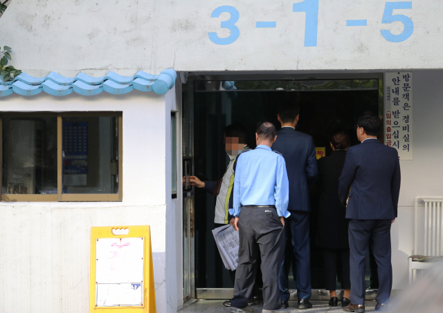 23일 오전 검찰 수사관들이 조국 법무부 장관의 서울 서초구 방배동 자택으로 들어가고 있다. 연합뉴스