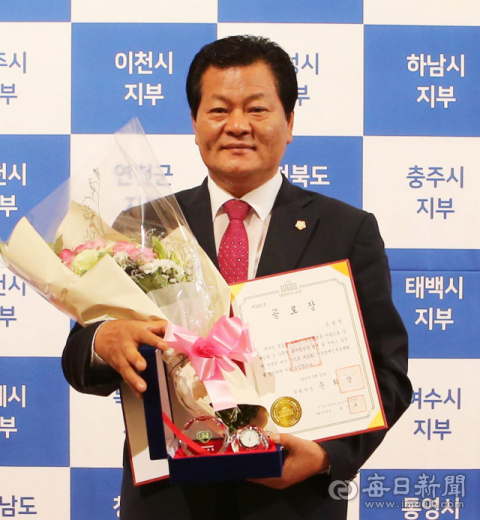 손광영 의원이 장애인부모대회에서 국회의장상을 수상하고 기념촬영하고 있다.