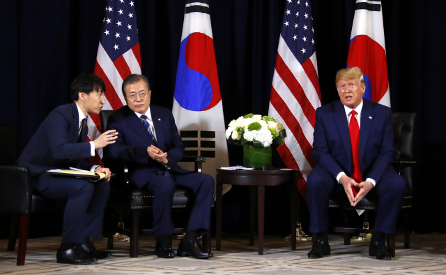 문재인 대통령이 23일 오후 (현지시간) 미국 뉴욕 인터콘티넨털 바클레이 호텔에서 열린 한미 정상회담에서 기자들의 질문에 트럼프 대통령이 답변하는 동안 통역을 통해 내용을 듣고 있다. 연합뉴스