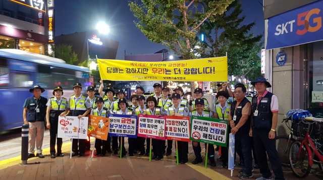 포항시 남구보건소가 청소년 대상 담배판매 행위에 대한 단속을 벌이고 있다. 포항시 제공