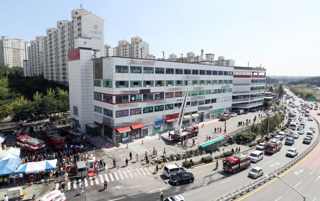 24일 경기도 김포시 풍무동 한 요양병원에서 불이 났다. 이 불로 2명이 숨지고 19명이 부상했다고 소방당국은 밝혔다. 사진은 화재 현장 모습. 연합뉴스