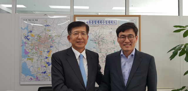 이상식 더불어민주당 수성을 지역위원장(왼쪽)은 24일 국토교통부를 찾아 투기과열지구, 분양가상한제에 대한 수성구민의 입장을 전달했다.