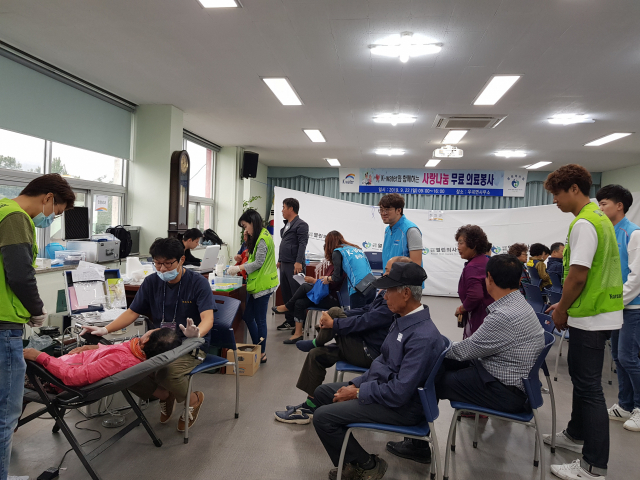 K-water 고령권지사가 열린의사회와 함께 22일 우곡면사무소에서 의료봉사를 하고 있다. K-water 고령권지사 제공