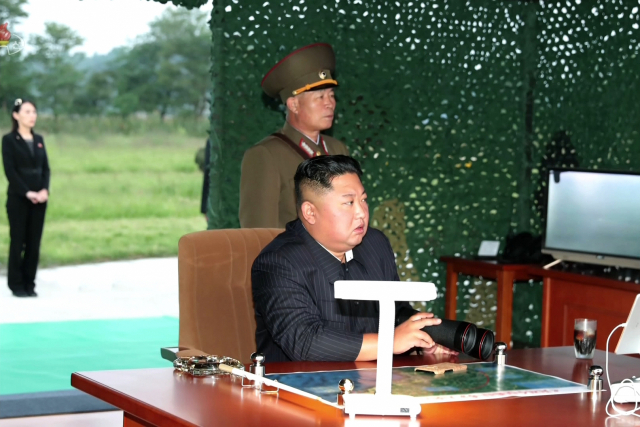 북한이 지난 10일 김정은 국무위원장 지도 하에 초대형 방사포 시험사격을 다시 했다고 조선중앙통신이 11일 보도했다. 조선중앙TV가 공개한 사진으로 김 위원장 뒤에 최근 인민군 총참모장에 임명된 박정천 육군대장이 서 있다. [국내에서만 사용가능. 재배포 금지. For Use Only in the Republic of Korea. No Redistribution] 연합뉴스