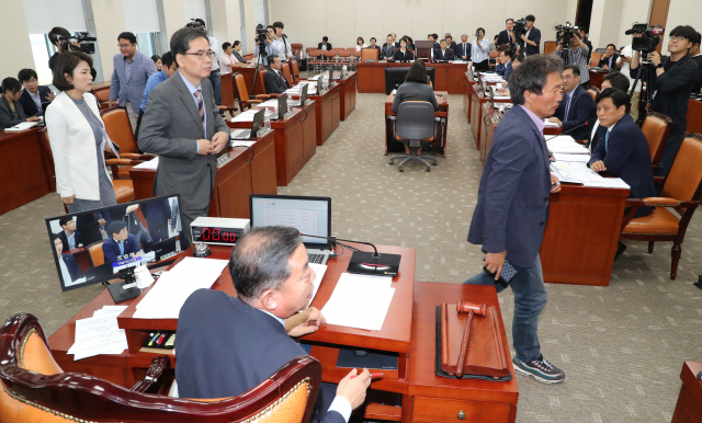 24일 오전 열린 국회 교육위원회 전체회의에서 고교 무상교육 법안인 초·중등교육법 개정안과 지방교육재정교부금법 개정안이 여야간 이견이 좁혀지지 않으면서 자유한국당 의원들이 퇴장하고 있다. 자유한국당은 고3부터 무상교육을 하는 게 선거연령이 만 18세로 하향하는 내년 총선을 겨냥한 정책이라며 내년부터 고교 전 학년에 대해 전면 무상교육하자고 역제안했으나 받아들여지지 않았다. 연합뉴스