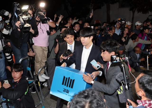 23일 오후 서울 서초구 방배동 조국 법무부 장관의 자택에서 검찰 관계자들이 압수 수색을 마치고 밖으로 나서고 있다. 연합뉴스