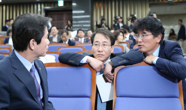 24일 오후 국회에서 열린 더불어민주당 정책 의원총회에서 이인영 원내대표(왼쪽부터), 이원욱 원내수석부대표, 박완주 의원이 이야기하고 있다. 연합뉴스